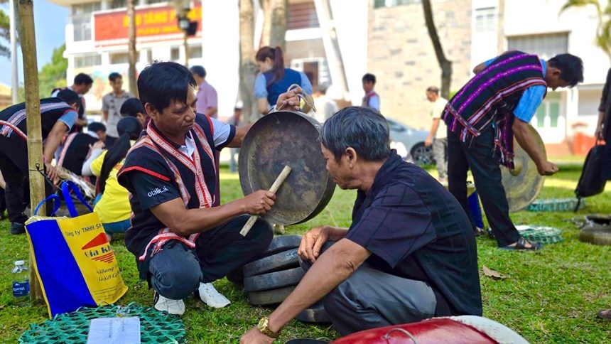 Nghệ nhân Gia Lai kiểm tra âm sắc bộ cồng chiêng truyền thống