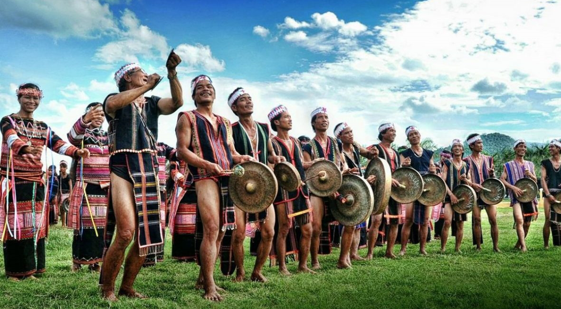 Nghệ nhân Gia Lai đánh cồng chiêng, gìn giữ di sản văn hóa đại ngàn