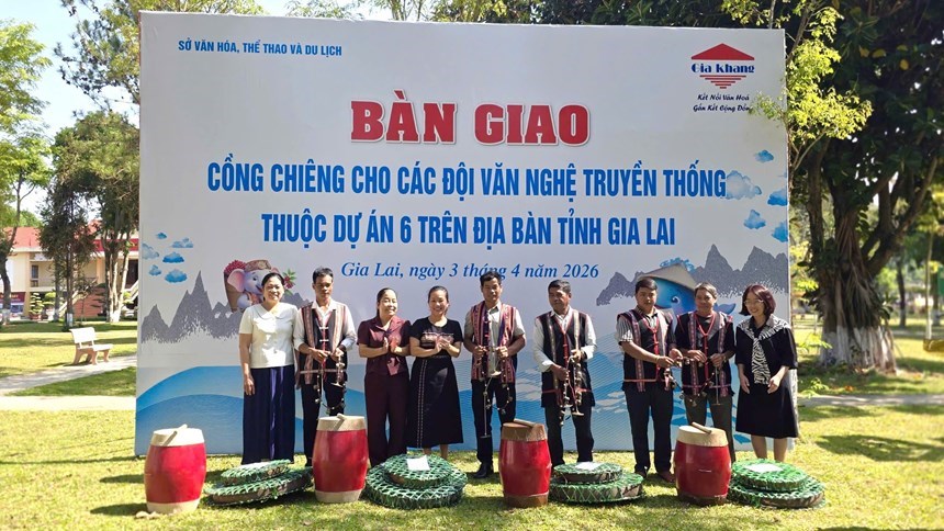 Trao 16 bộ cồng chiêng cho các thôn làng dân tộc thiểu số Gia Lai