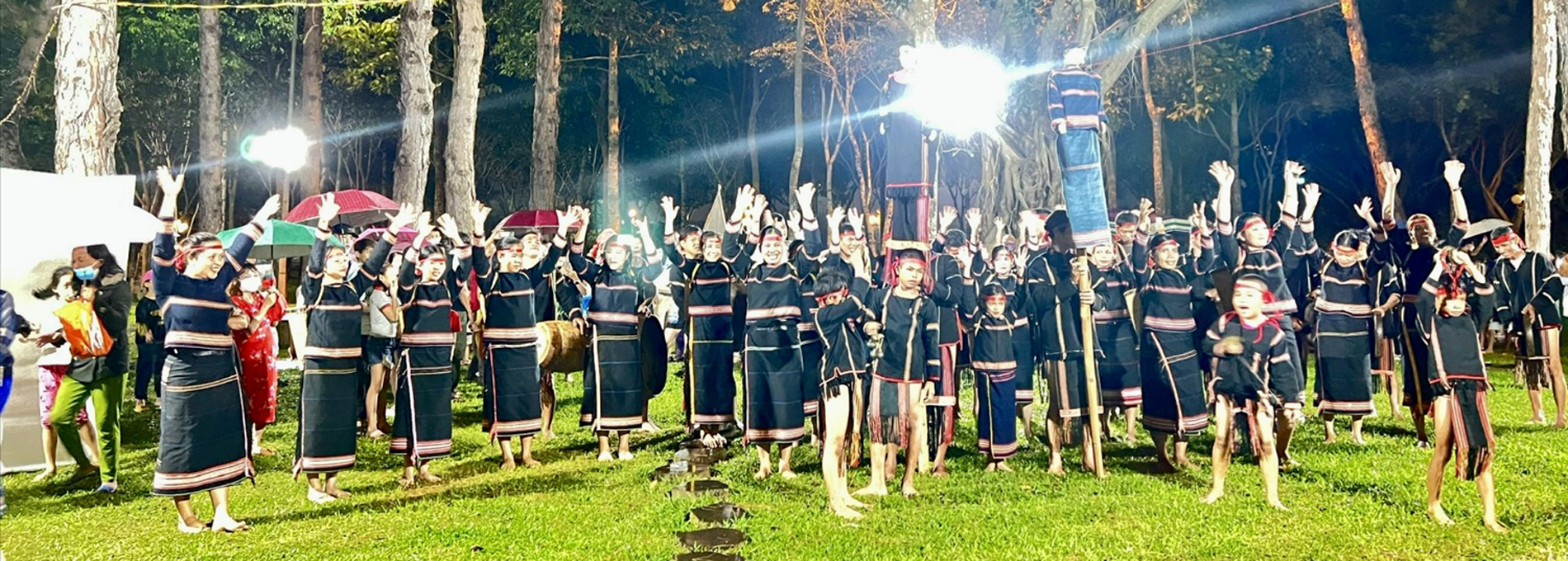 Cồng chiêng cuối tuần tại Quảng trường Đại đoàn kết Pleiku Gia Lai thu hút du khách trải nghiệm văn hóa Tây Nguyên