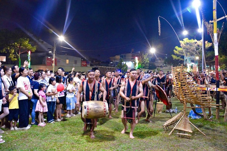 Người dân và du khách thưởng thức biểu diễn cồng chiêng Tây Nguyên tại Pleiku