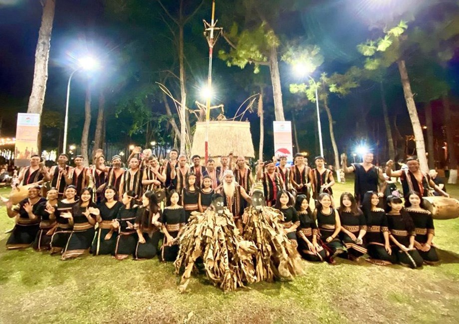 Đội cồng chiêng làng Piơm xã Đak Đoa biểu diễn tại chương trình Cồng chiêng cuối tuần