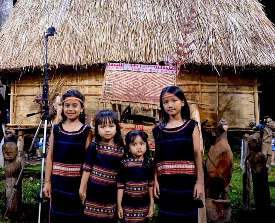 Các em nhỏ tham gia múa xoang trong chương trình Cồng chiêng cuối tuần Pleiku