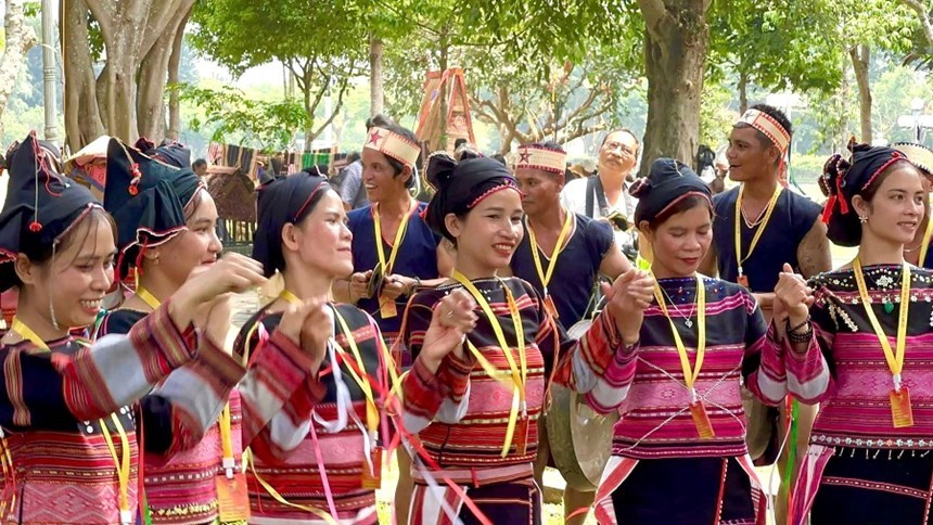 Nghệ nhân trình diễn văn hóa dân gian tại Ngày hội Gia Lai