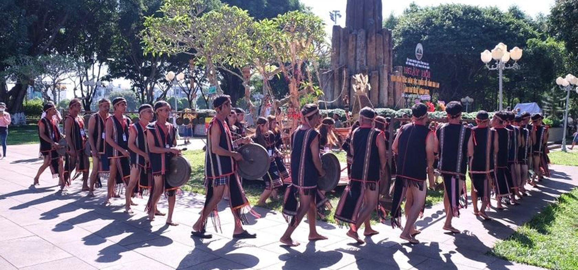 Nghệ nhân các dân tộc Gia Lai trình diễn văn hóa dân gian tại Ngày hội