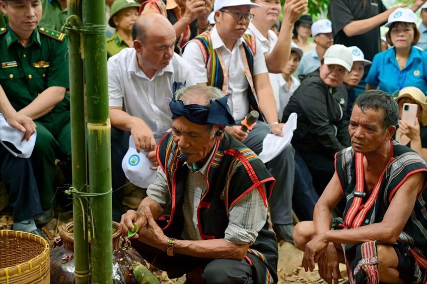 Già làng thực hiện nghi lễ cúng rừng truyền thống của người Jrai