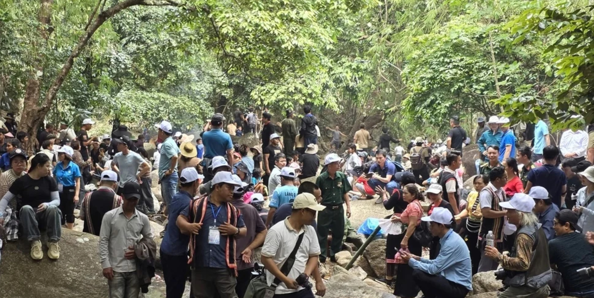 Hàng trăm người dân tụ tập tại rừng làng De Chí tham gia Lễ cúng rừng Gia Lai