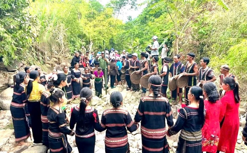 Trình diễn cồng chiêng trong lễ cúng rừng xã Gào