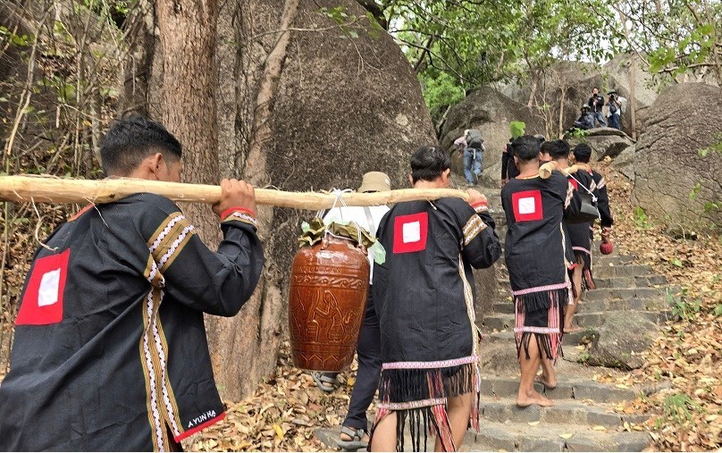 Đoàn rước lễ cầu mưa Yang Pơtao Apui lên núi Chư Tao Yang