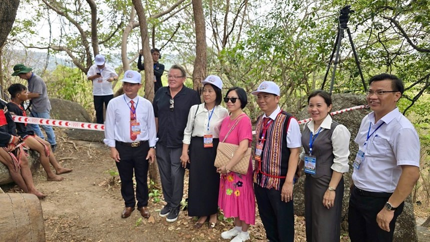 Du khách trải nghiệm văn hóa bản địa tại lễ cầu mưa Yang Pơtao Apui