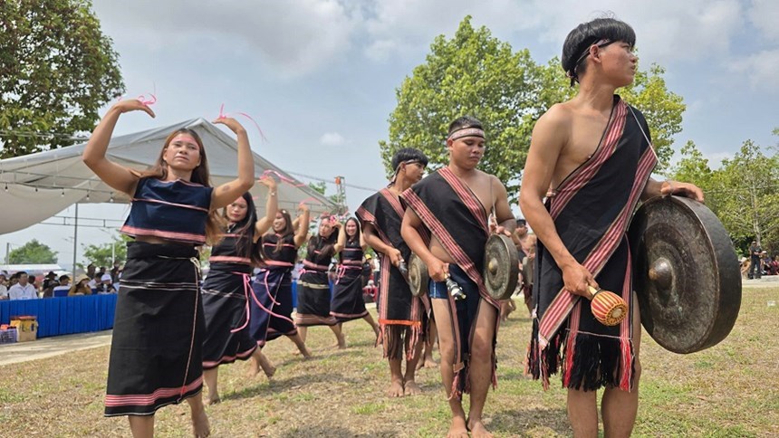 Người dân thực hiện lễ vật dâng thần linh tại núi thiêng