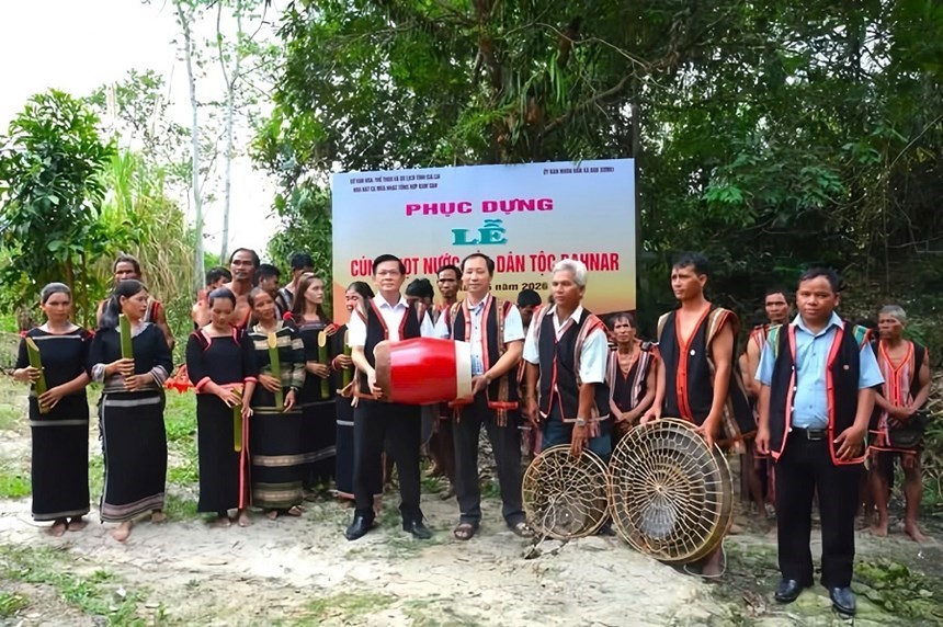 Trao tặng bộ cồng chiêng cho làng Pral Sơmei góp phần gìn giữ văn hóa Bahnar