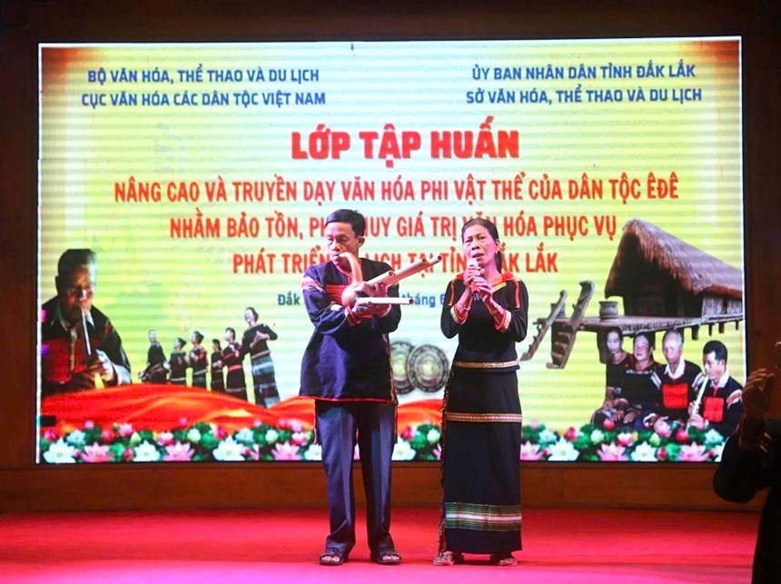 Lễ khai mạc lớp tập huấn nâng cao và truyền dạy văn hóa phi vật thể của dân tộc Êđê tại Đắk Lắk