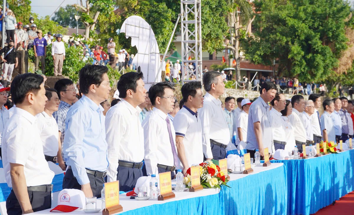 Kiến Giang ‘dậy sóng’ đua, bơi thuyền mừng Tết Độc lập - ảnh 2