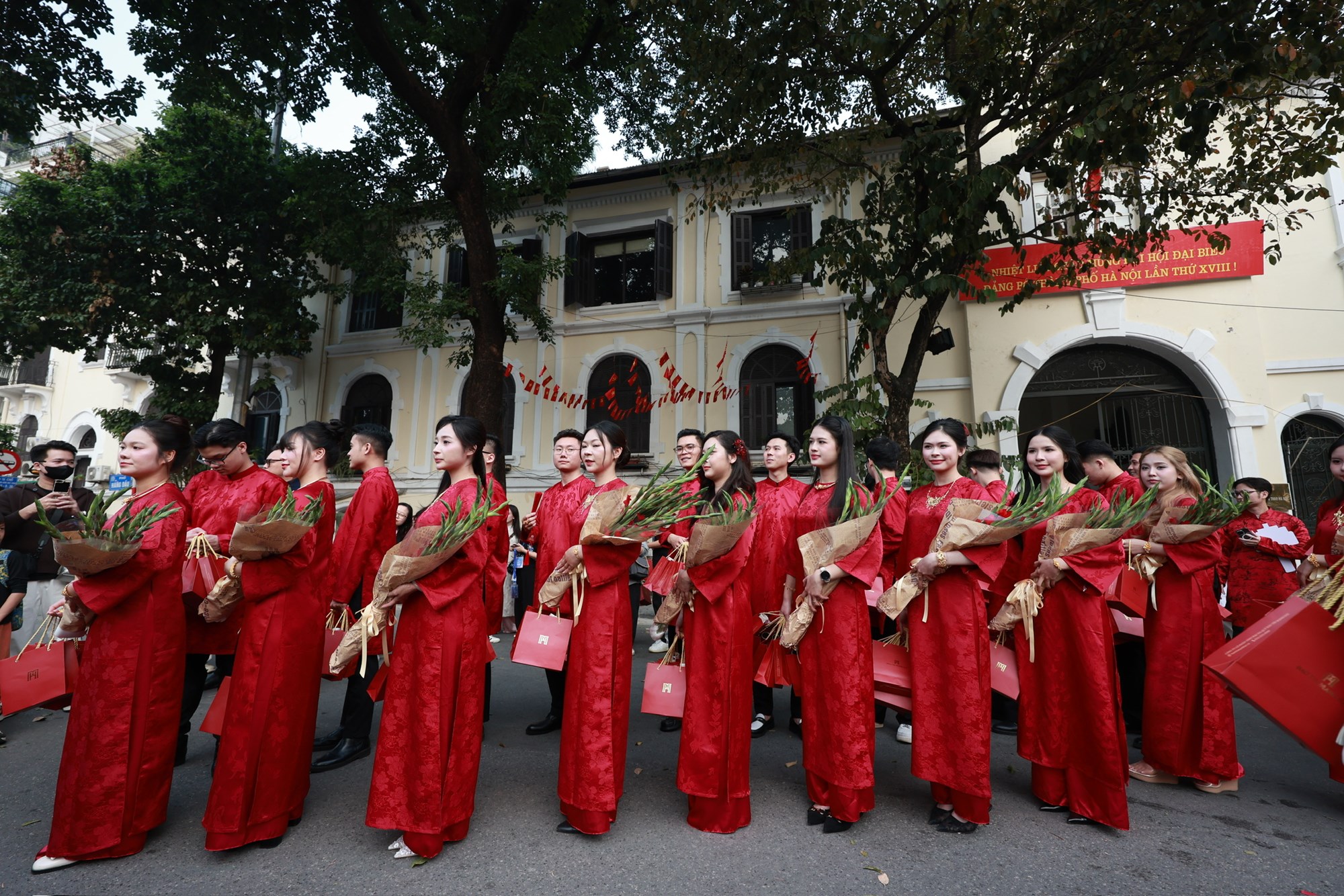 Hơi thở Việt phục trong nghi lễ cưới của người Việt - ảnh 12