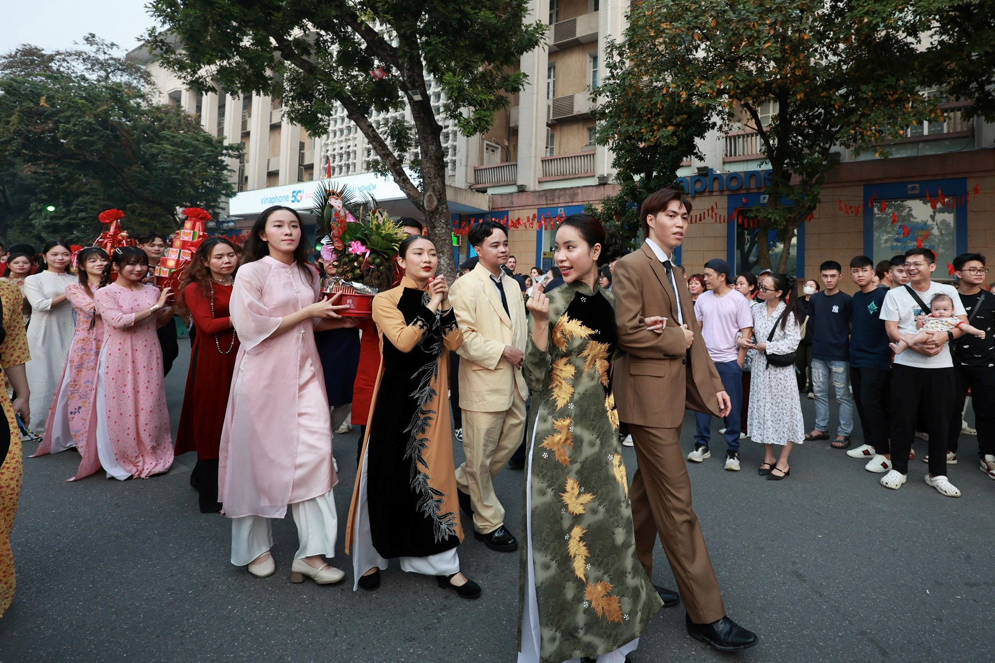 Hơi thở Việt phục trong nghi lễ cưới của người Việt - ảnh 10