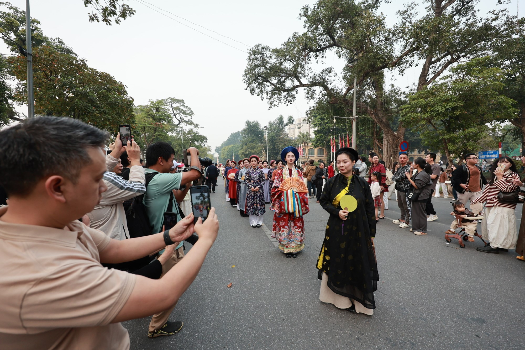 Hơi thở Việt phục trong nghi lễ cưới của người Việt - ảnh 9
