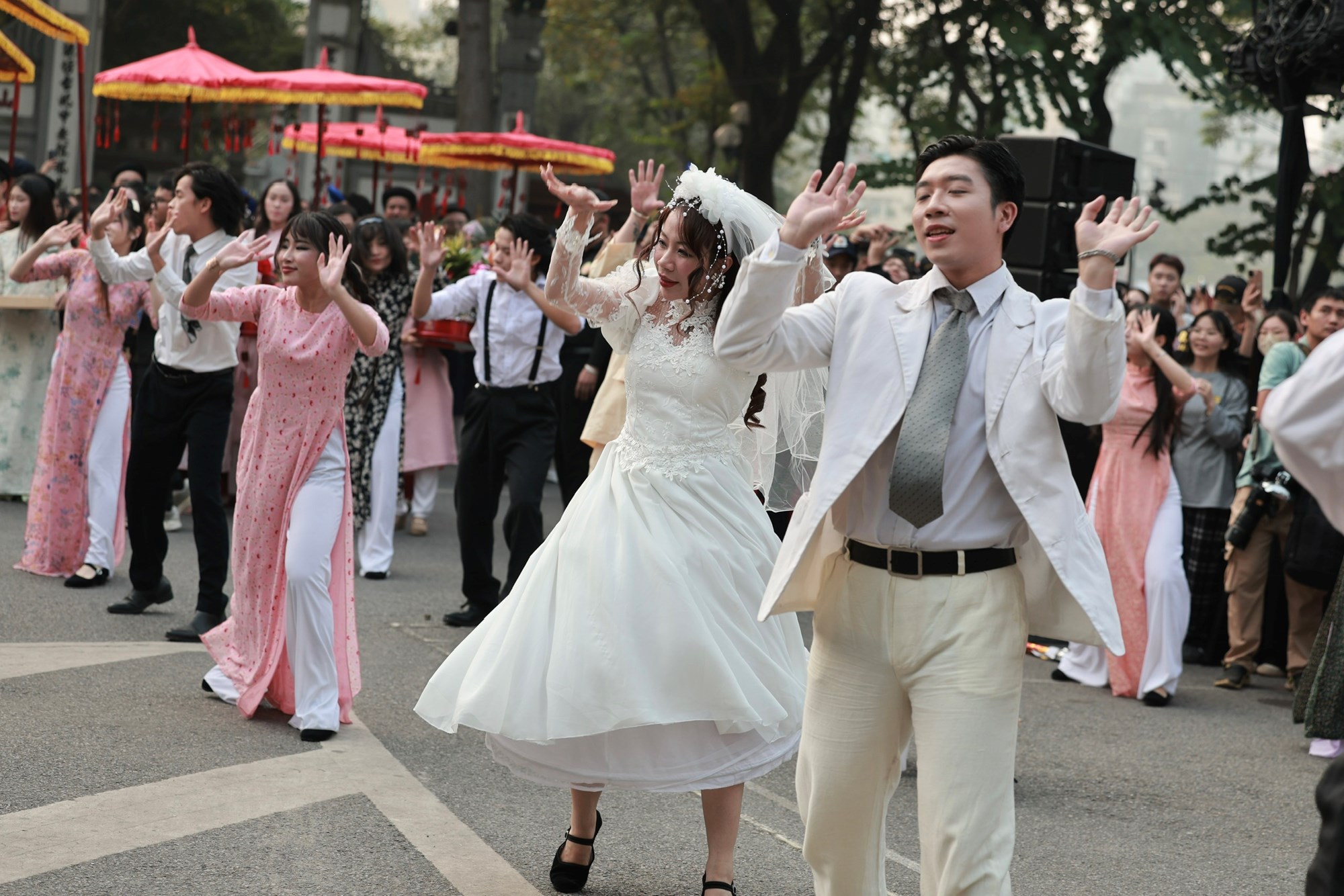 Hơi thở Việt phục trong nghi lễ cưới của người Việt - ảnh 1