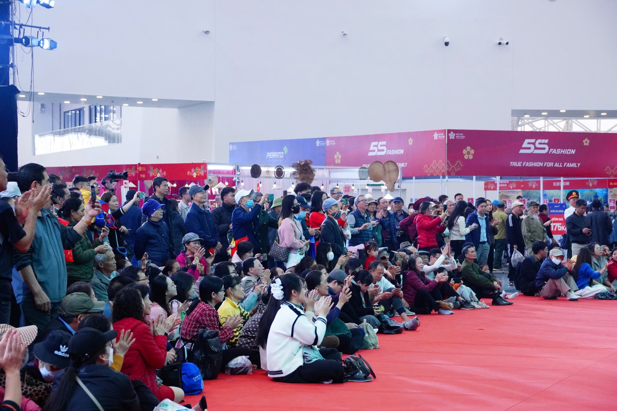 Khán giả hào hứng với nghệ thuật múa rối tại Hội chợ mùa Xuân 2026 - ảnh 7