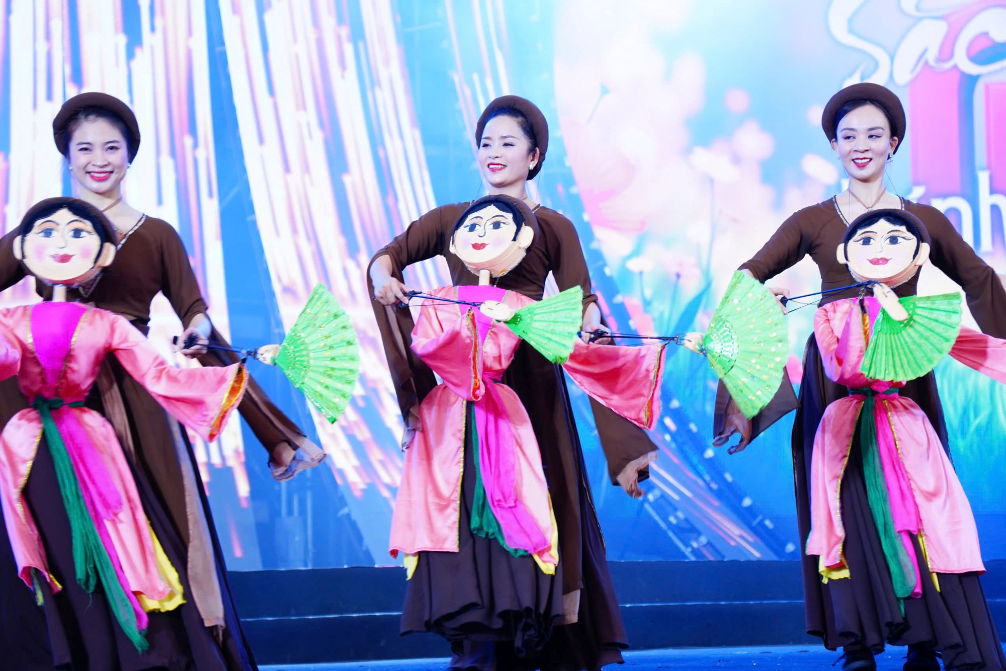 Khán giả hào hứng với nghệ thuật múa rối tại Hội chợ mùa Xuân 2026 - ảnh 1