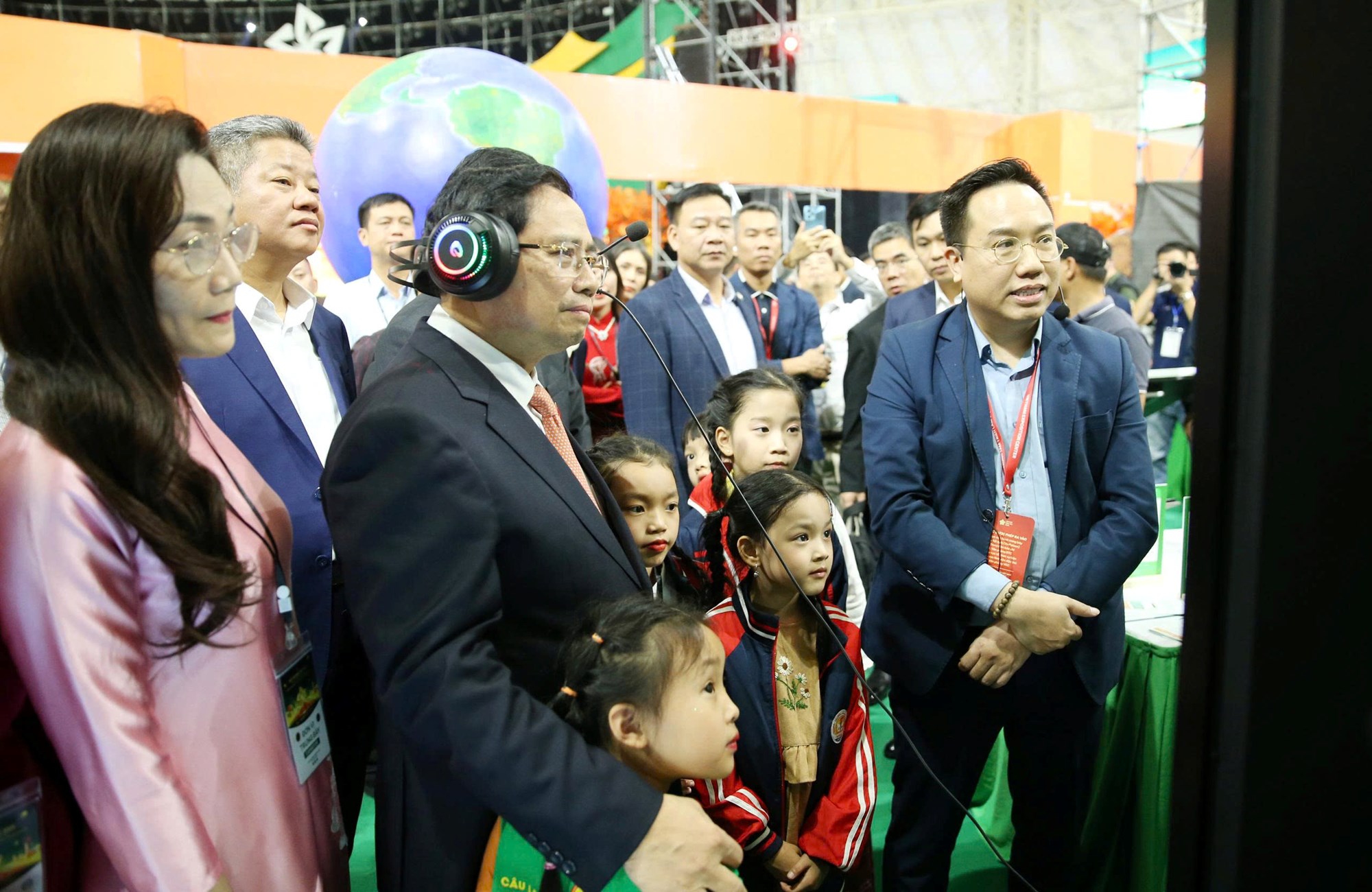 Thủ tướng Phạm Minh Chính kiểm tra tiến độ Hội chợ mùa Thu lần thứ I - 2025 - ảnh 2