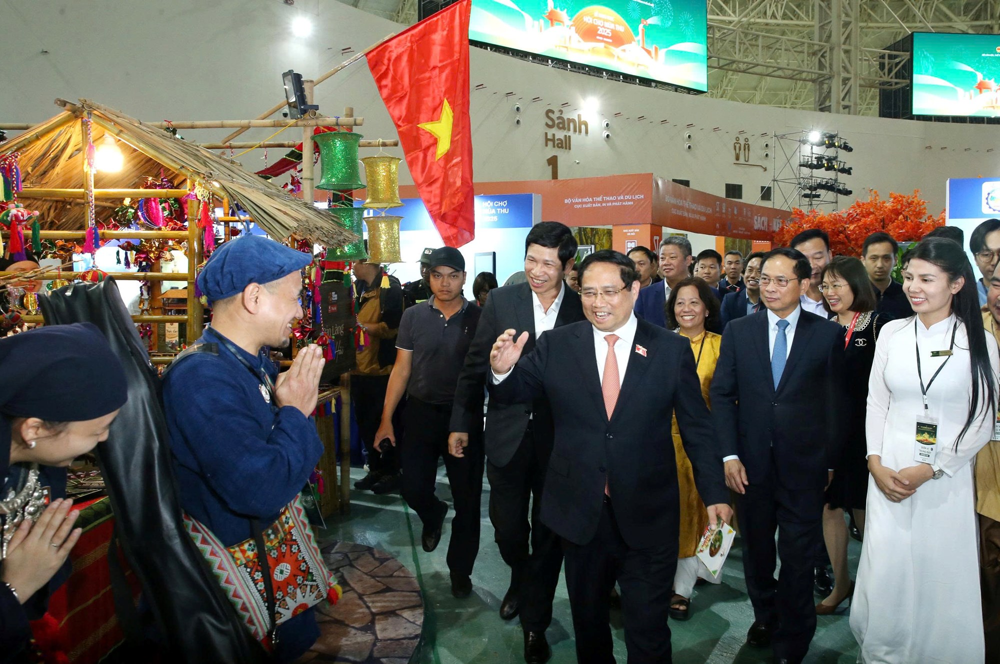 Thủ tướng Phạm Minh Chính kiểm tra tiến độ Hội chợ mùa Thu lần thứ I - 2025 - ảnh 3