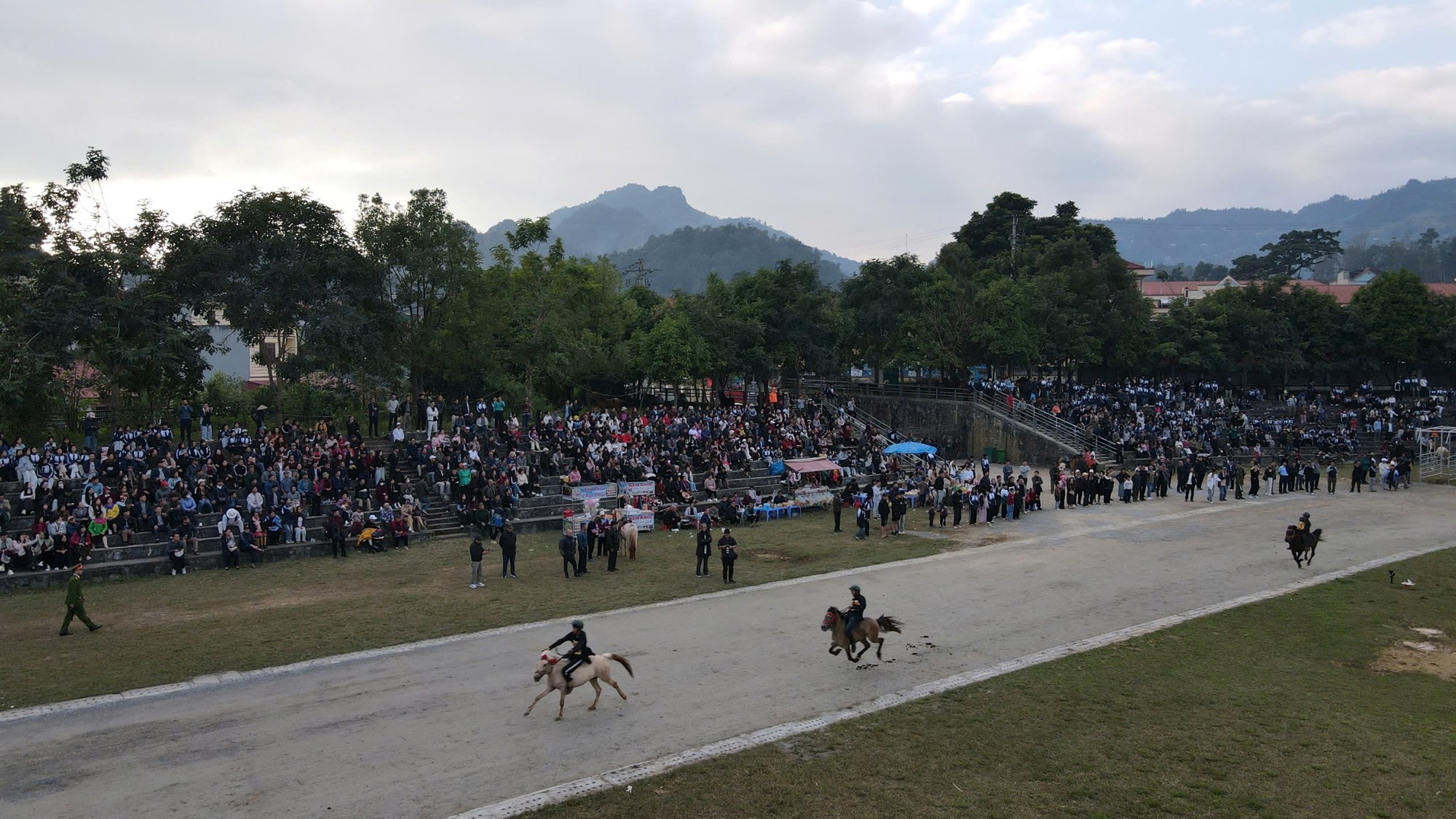 Mãn nhãn với Giải đua ngựa hàng tuần Bắc Hà - ảnh 1