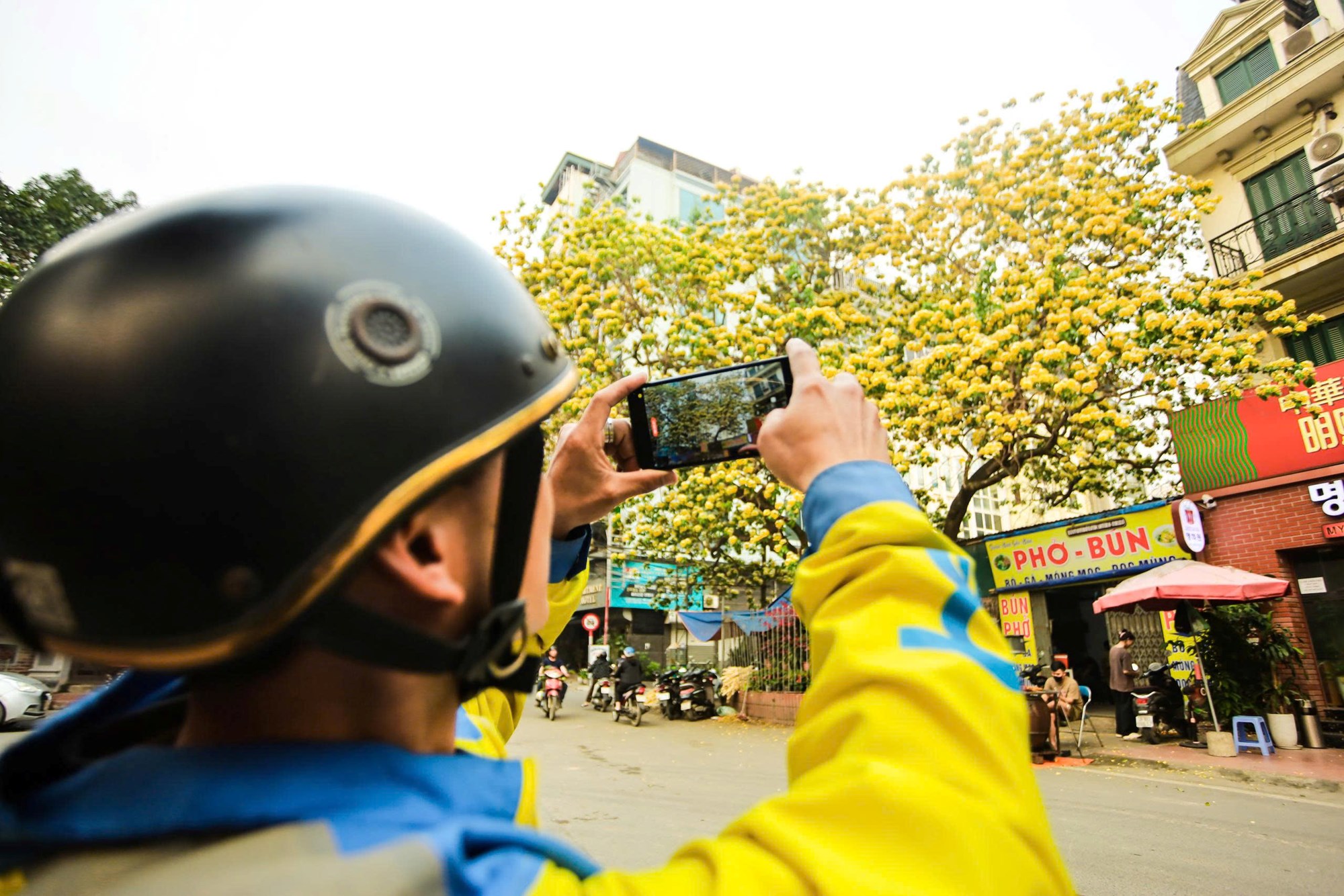 Người Hà Nội đi “săn” ảnh hoa bún chỉ nở một lần trong năm - ảnh 11