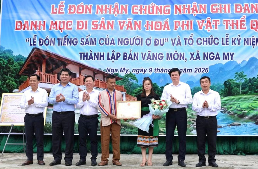 Lãnh đạo tỉnh Nghệ An trao chứng nhận di sản văn hóa phi vật thể quốc gia cho Lễ đón tiếng sấm của người Ơ Đu