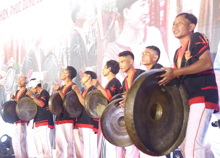 Du khách trải nghiệm tái hiện lễ cưới truyền thống người Chăm Hroi