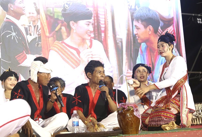 Ông Chơ No thực hiện nghi thức mai mối trong lễ cưới Chăm Hroi