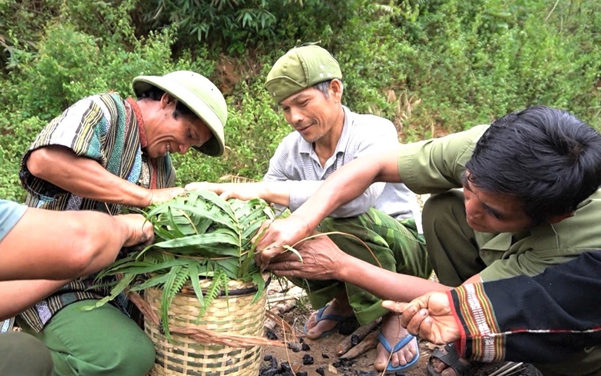 Người Giẻ Triêng gùi than đầy tượng trưng mùa màng bội thu