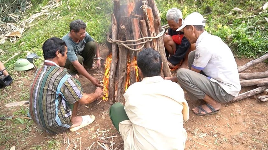 Người Giẻ Triêng làng Đăk Ga thực hiện nghi lễ ăn than Cha K’chiah