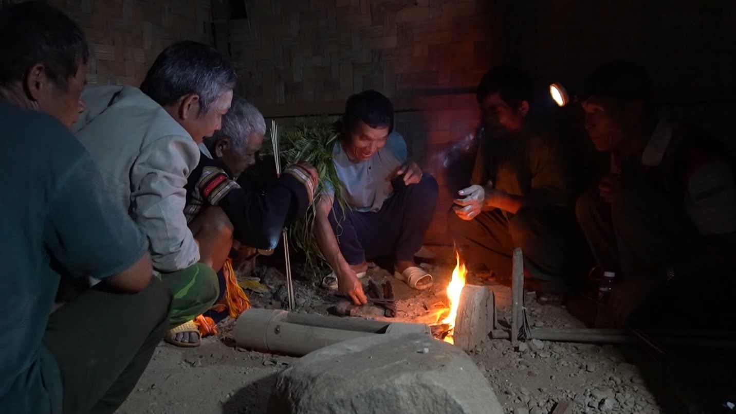 Người Giẻ Triêng rèn nông cụ từ than thiêng đầu năm