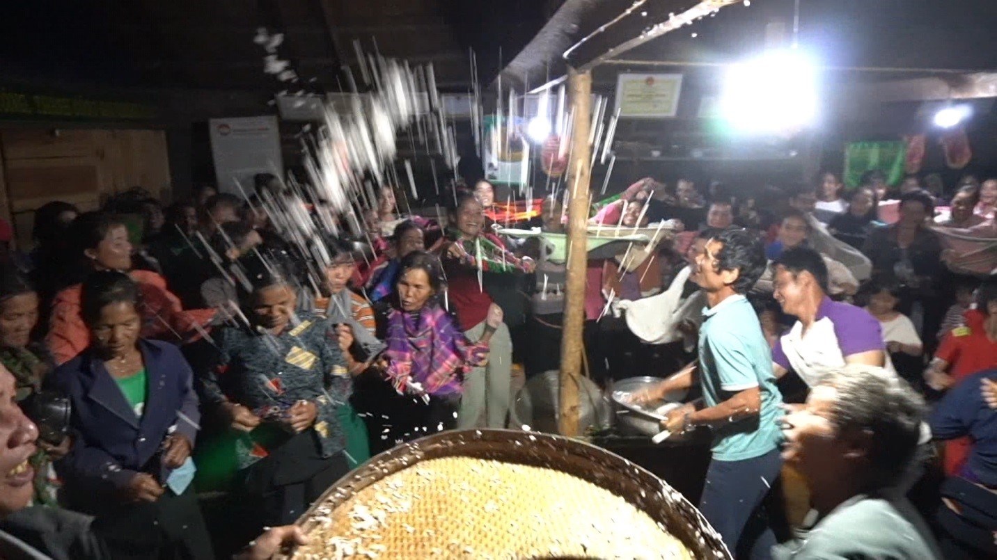 Nghi thức tung cơm cầu may trong lễ ăn than