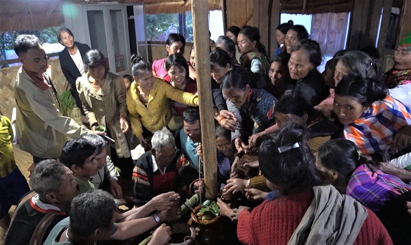 Người Giẻ Triêng uống rượu cần trong lễ ăn than Cha K’chiah tại Quảng Ngãi