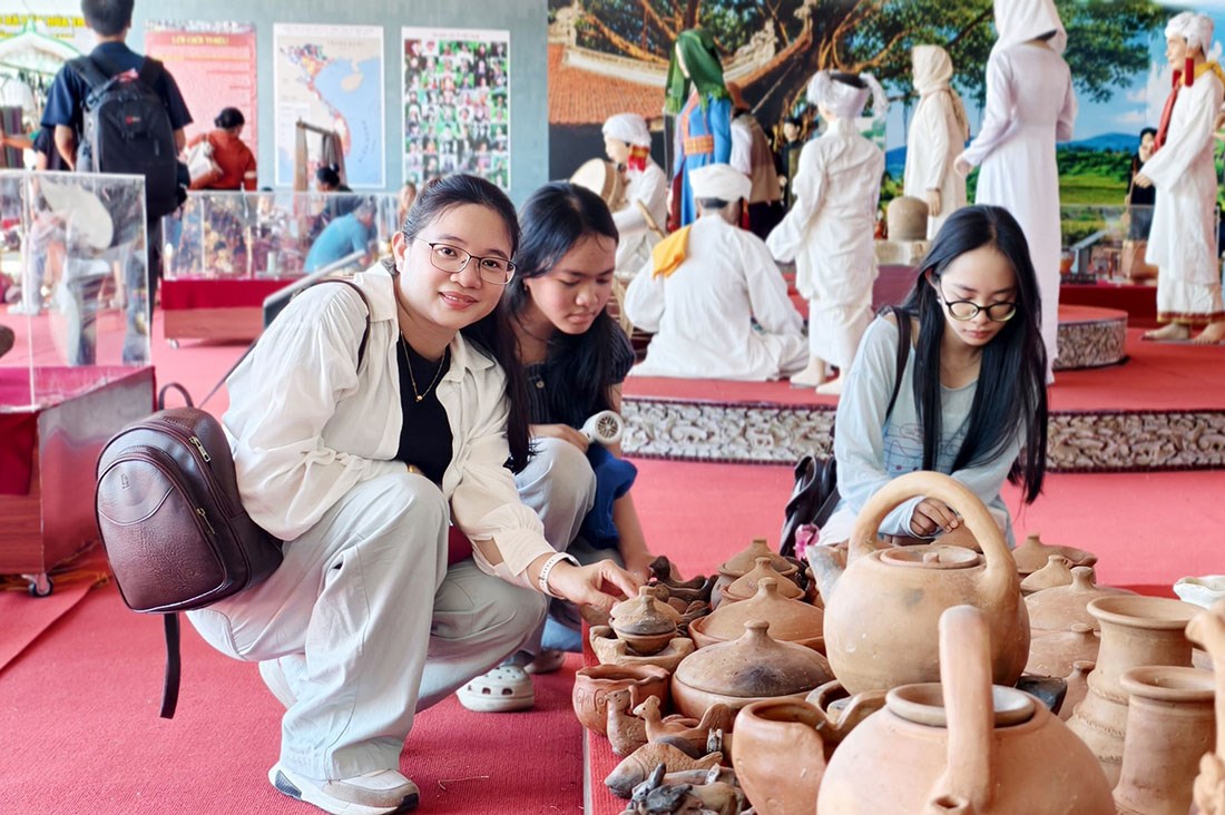 Du khách tham quan không gian văn hóa Chăm tại Ngày hội