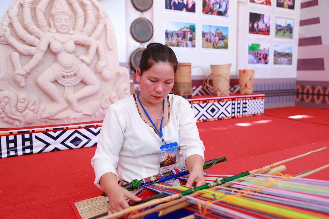Nghệ nhân Chăm trình diễn nghề dệt thổ cẩm truyền thống