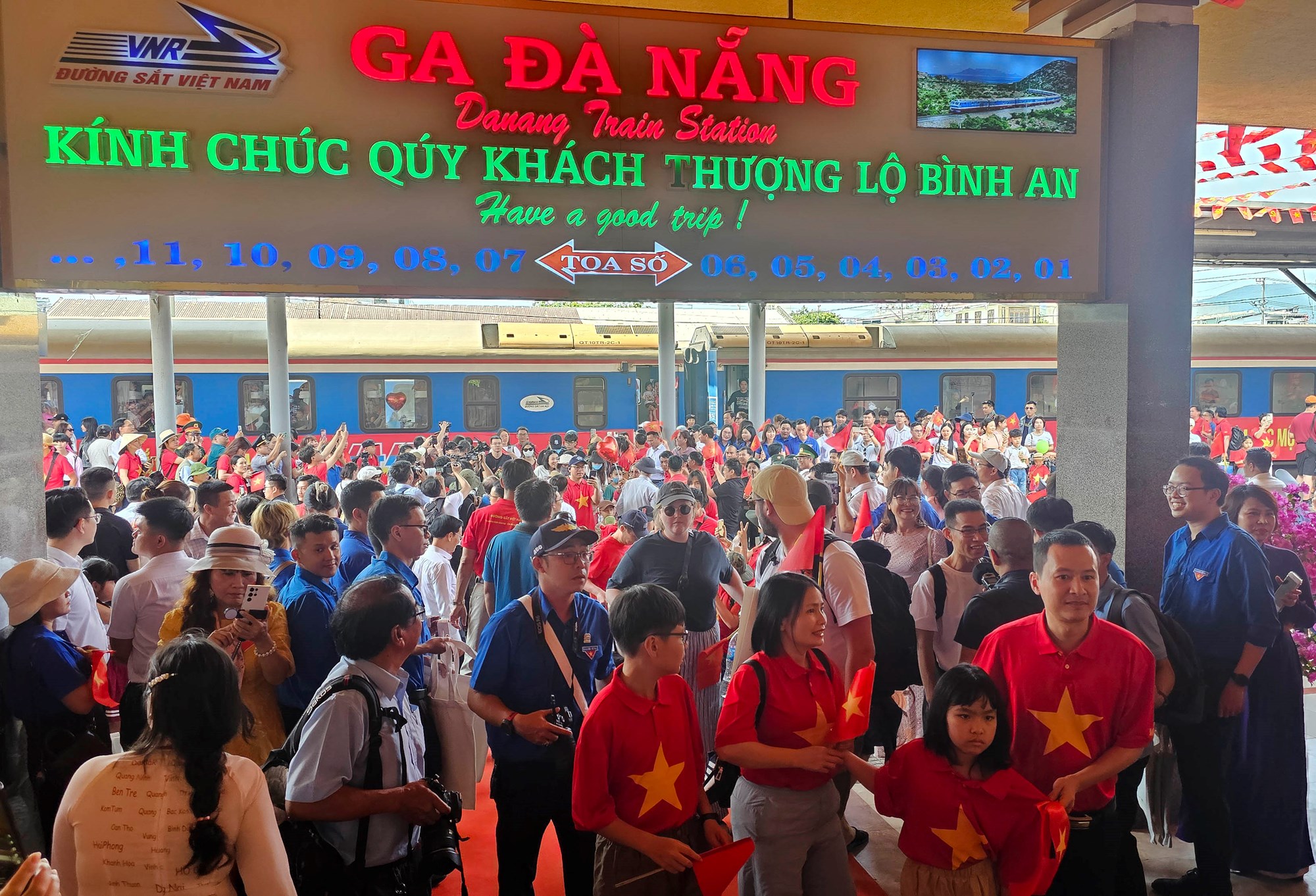 Hình ảnh đoàn tàu Thống Nhất hội ngộ tại ga Đà Nẵng - ảnh 11