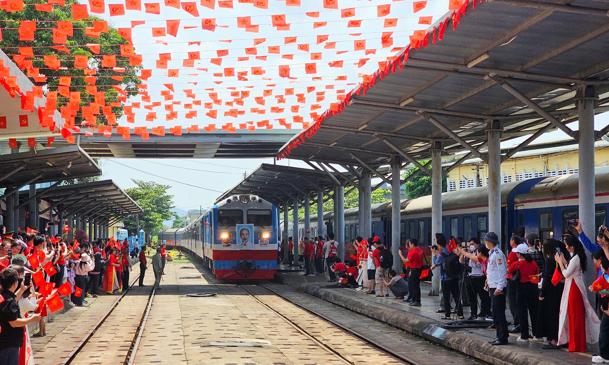 Hình ảnh đoàn tàu Thống Nhất hội ngộ tại ga Đà Nẵng - ảnh 7