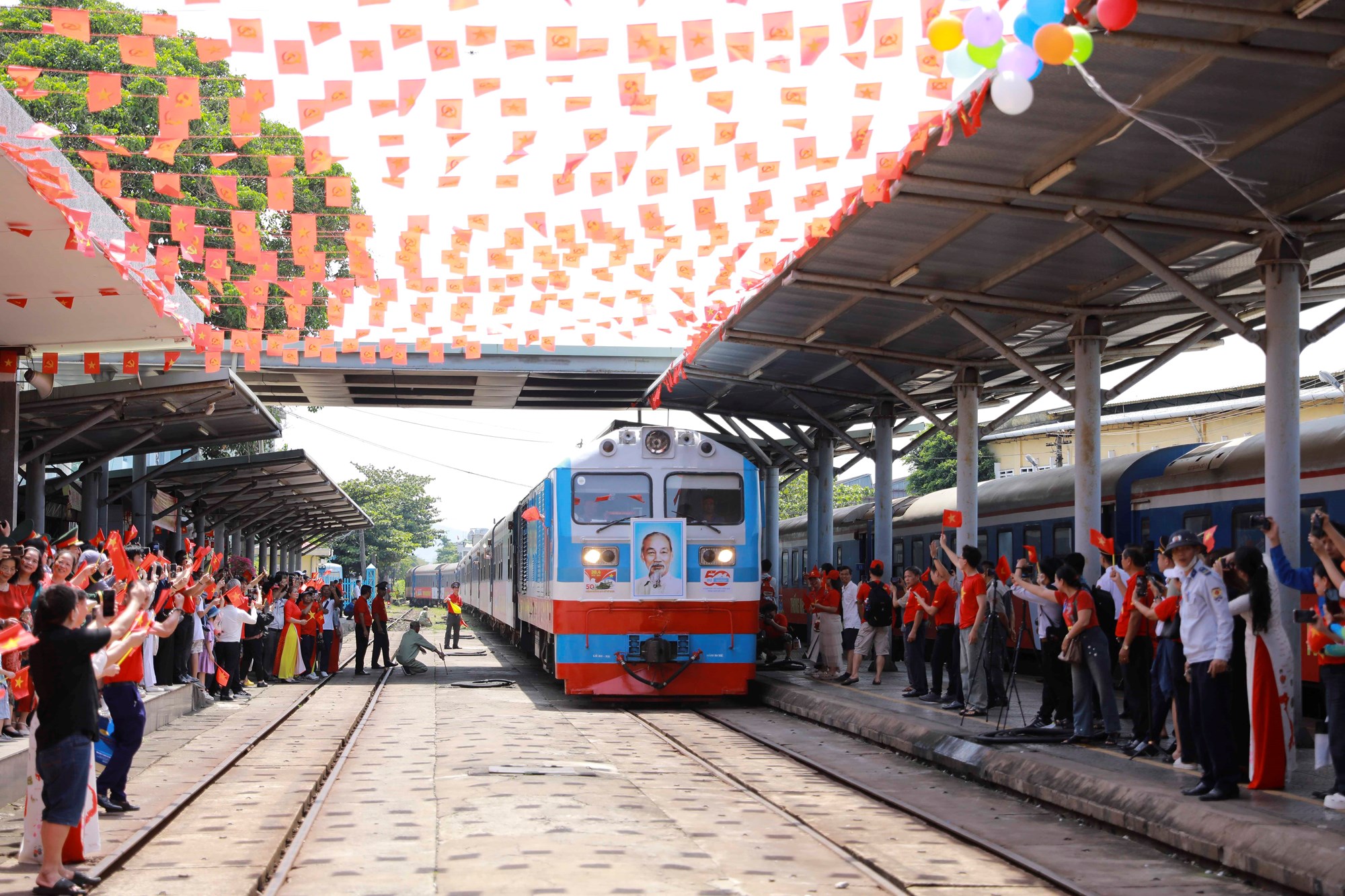 Hình ảnh đoàn tàu Thống Nhất hội ngộ tại ga Đà Nẵng - ảnh 1