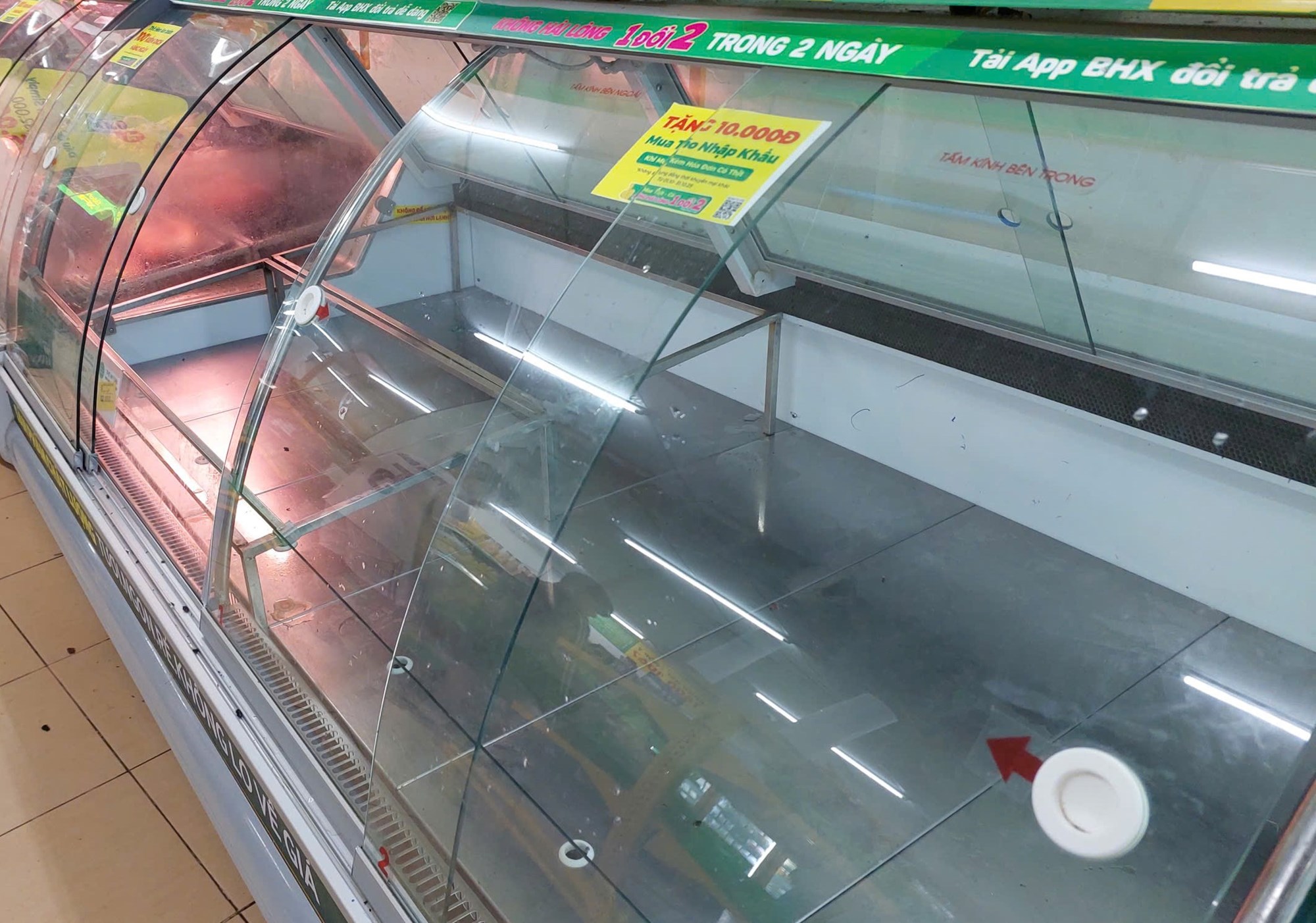 Người dân đổ xô mua hàng tích trữ ứng phó bão số 12 - ảnh 9