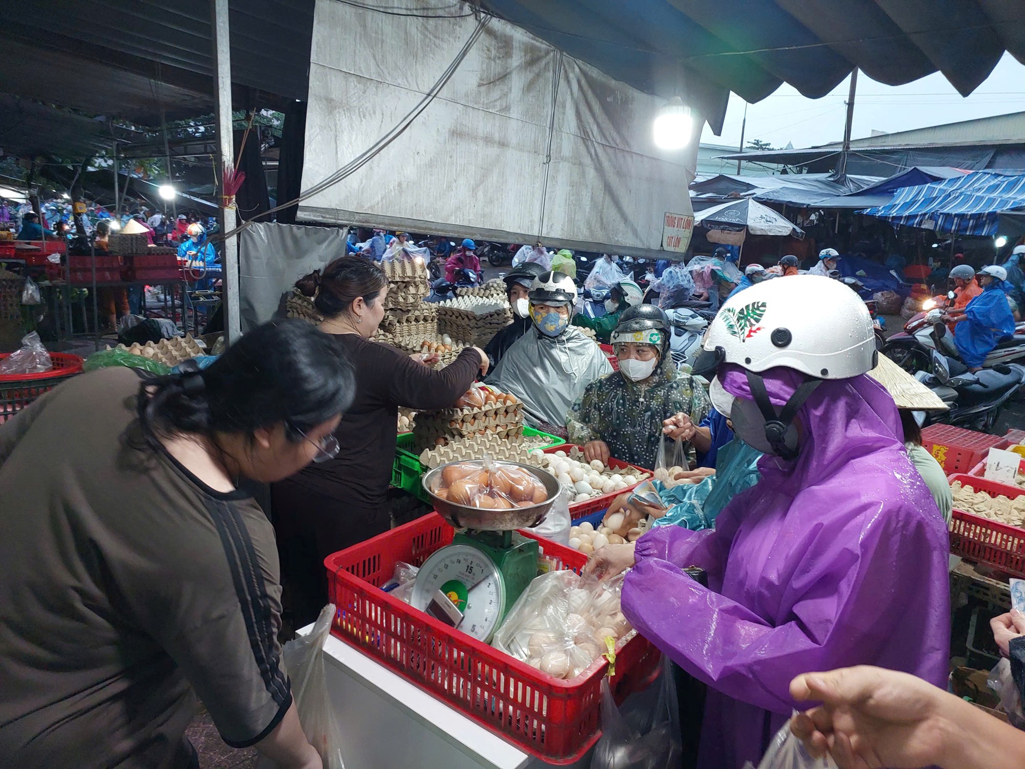 Người dân đổ xô mua hàng tích trữ ứng phó bão số 12 - ảnh 3