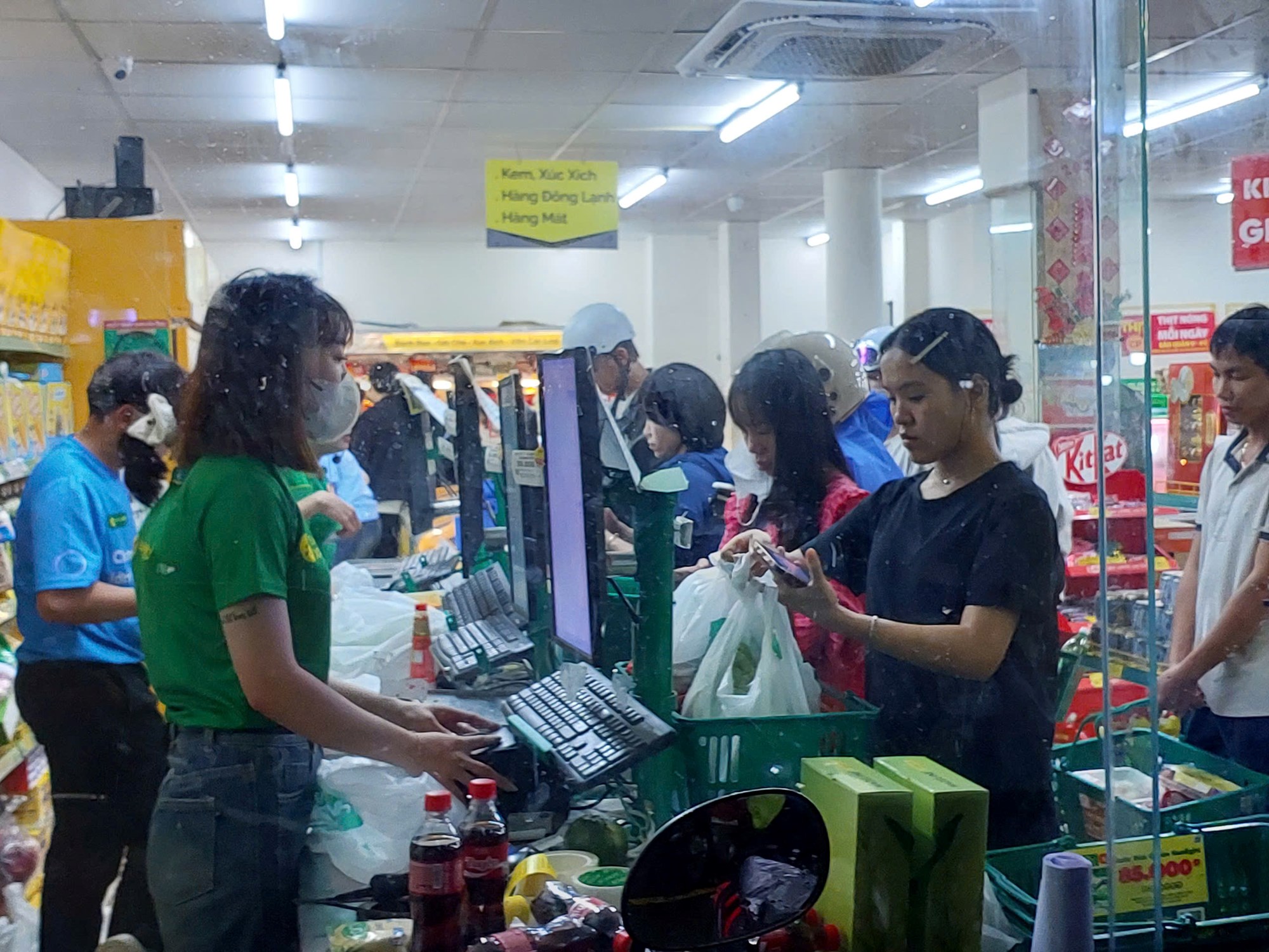 Người dân đổ xô mua hàng tích trữ ứng phó bão số 12 - ảnh 6