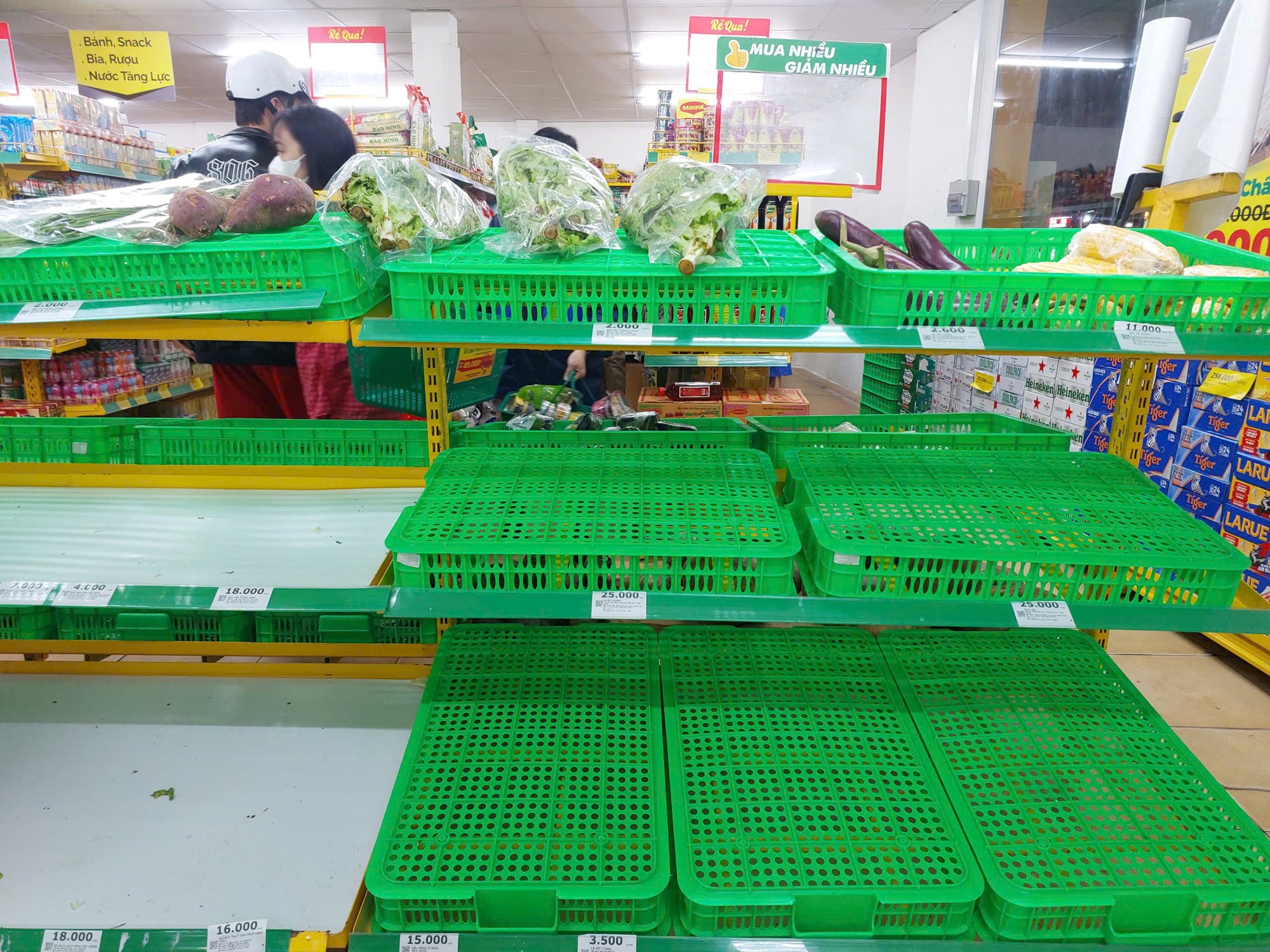 Người dân đổ xô mua hàng tích trữ ứng phó bão số 12 - ảnh 8