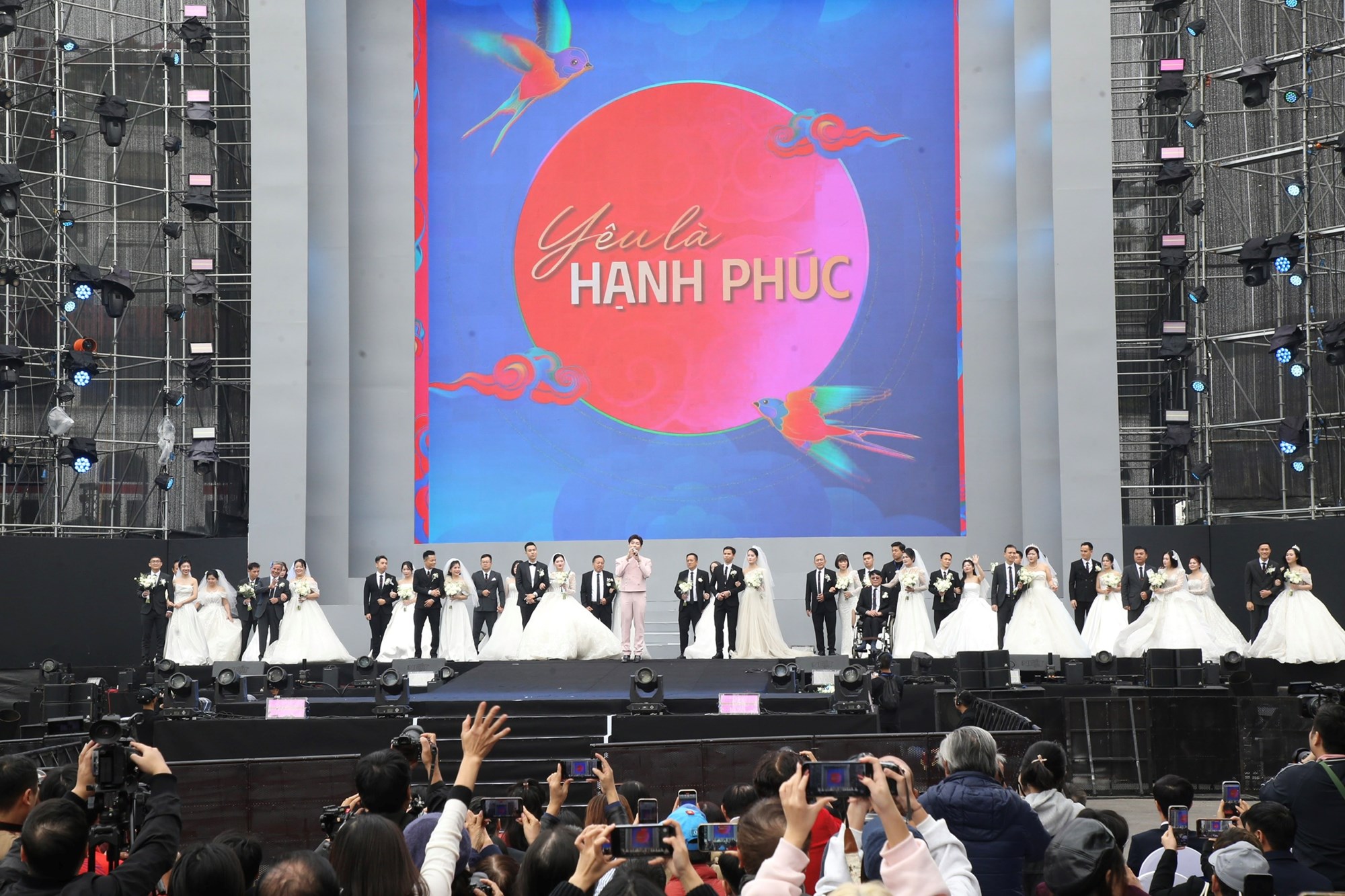 Lễ cưới tập thể của 80 cặp đôi trong Ngày hội Việt Nam hạnh phúc - ảnh 7