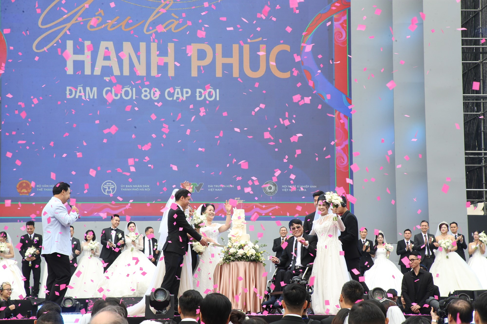 Lễ cưới tập thể của 80 cặp đôi trong Ngày hội Việt Nam hạnh phúc - ảnh 4