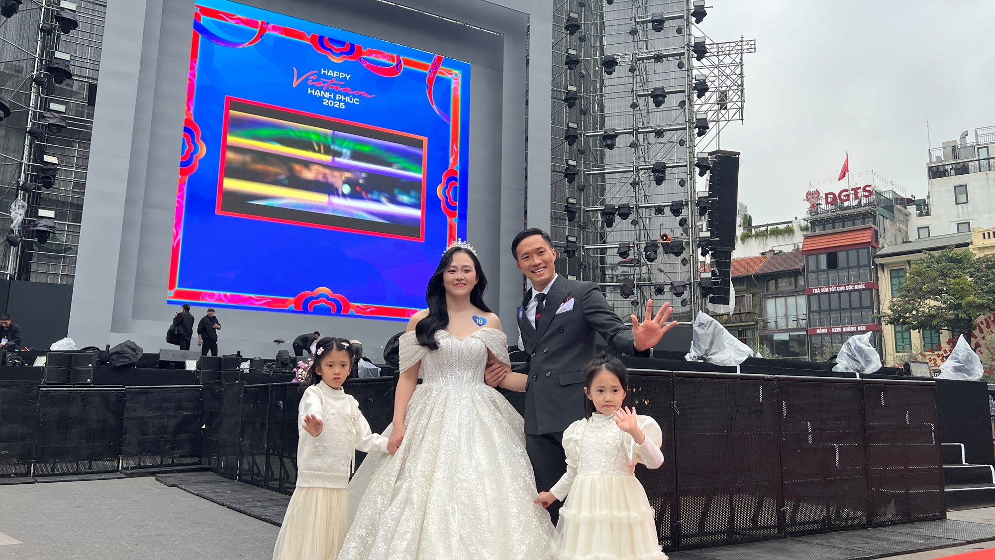 Lễ cưới tập thể của 80 cặp đôi trong Ngày hội Việt Nam hạnh phúc - ảnh 11