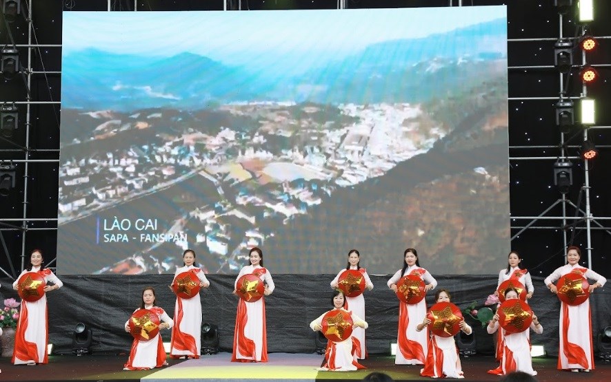 Đồng diễn áo dài “Phụ nữ Thủ đô - Hội nhập và phát triển” năm 2025 - ảnh 3