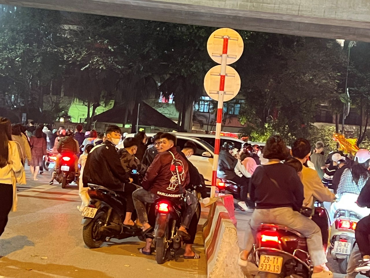 Sau giao thừa, nhiều người trẻ phớt lờ quy định đội mũ bảo hiểm - ảnh 9